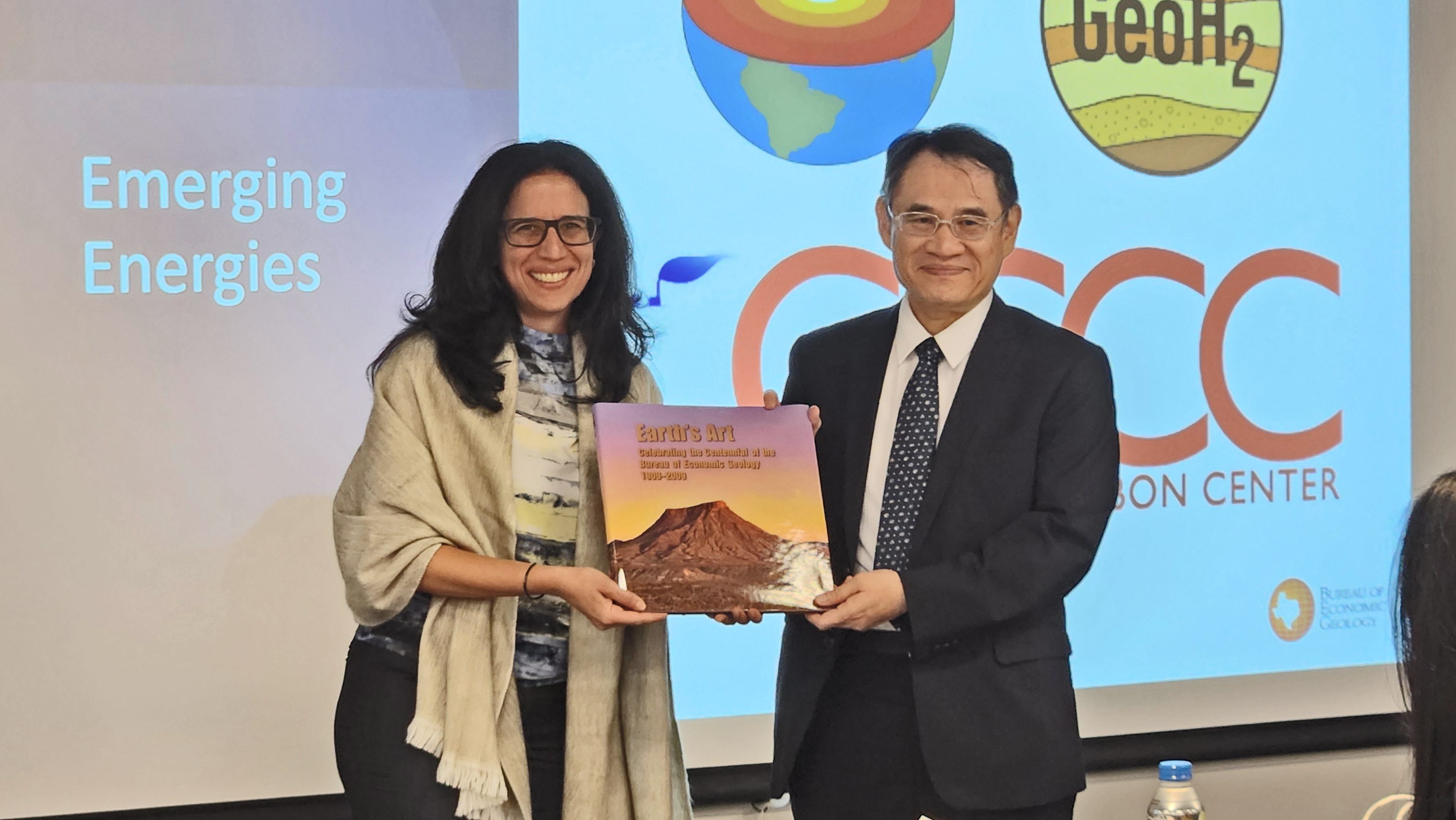 Lorena Moscardelli presenting gift to Taiwan visitor