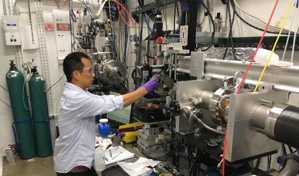 Sheng Peng working in the unconventional petrophysics lab