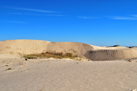 Aklé dune ridge with a characteristic undulating crest